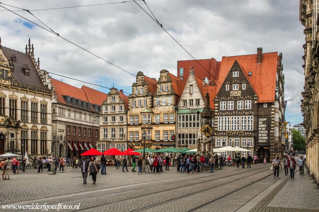 Stadhuis en Roland standbeeld in Bremen - Stadhuis en standbeeld van Roland op het marktplein van Bremen: Het Rolandstandbeeld voor het stadhuis. Een Rolandstandbeeld staat... Stadhuis en Roland standbeeld in Bremen - Stadhuis en standbeeld van Roland op het marktplein van Bremen: Het Rolandstandbeeld voor het stadhuis. Een Rolandstandbeeld staat...
