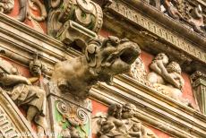 Stadhuis en Roland standbeeld in Bremen - Stadhuis en standbeeld van Roland op het marktplein in Bremen: Een waterspuwer op de gevel van het stadhuis, de gevel heeft decoraties in de Weser...