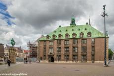 Stadhuis en Roland standbeeld in Bremen - Stadhuis en standbeeld van Roland op het marktplein van Bremen: Het ruiterstandbeeld van Bismarck voor het Nieuwe Stadhuis van...