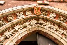 Stadhuis en Roland standbeeld in Bremen - Stadhuis en standbeeld van Roland op het marktplein van Bremen: Het beeldhouwwerk boven de ingang in de linkergevel van het stadhuis van...