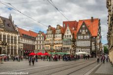 Stadhuis en Roland standbeeld in Bremen - Stadhuis en standbeeld van Roland op het marktplein van Bremen: Het Rolandstandbeeld voor het stadhuis. Een Rolandstandbeeld staat...