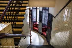 Speicherstadt en Kontorhausviertel in Hamburg - Speicherstadt en Kontorhaus-district met het Chilehaus in Hamburg: Het betegelde trappenhuis van het Chilehaus. Het Chilehaus is het grootste...