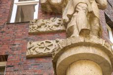 Speicherstadt en Kontorhausviertel in Hamburg - Speicherstadt en Kontorhaus-district met het Chilehaus, Hamburg: De Mohlenhof is een rood bakstenen kantoorgebouw dat werd ontworpen door de...