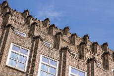 Speicherstadt en Kontorhausviertel in Hamburg - Speicherstadt en Kontorhaus-district met het Chilehaus in Hamburg: De Montanhof is een van de&nbsp;grote bakstenen kantoorgebouwen...