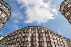 Speicherstadt en Kontorhausviertel in Hamburg - Speicherstadt en Kontorhaus-district met het Chilehaus in Hamburg: De Montanhof werd van 1924 tot 1926 van roodbuine bakstenen...