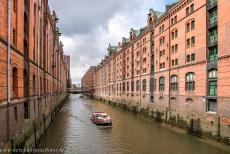 Speicherstadt en Kontorhausviertel in Hamburg - Speicherstadt en Kontorhaus-district met het Chilehaus, Hamburg: De bakstenen pakhuizen van de Speicherstadt vormen de grootste wijk met pakhuizen...