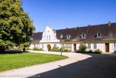 Muskauer Park / Park Mużakowski - Muskauer Park / Park Mużakowski: The well-maintained outbuildings in the park. In 1846, Prince Hermann von P&uuml;ckler-Muskau was forced...