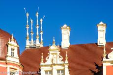 Muskauer Park / Park Muzakowski - Muskauer Park / Park Muzakowski: Enkele decoraties op het dak van het barokke Neue Schloss Muskau. Het originele Neue Schloss werd tijdens...