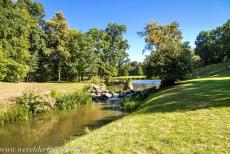 Muskauer Park / Park Mużakowski - Muskauer Park / Park Mużakowski: The Oak Lake Waterfall (Eichsee Waterfall). An enormous boulder rises from&nbsp;the waterfall. Legend has it that...