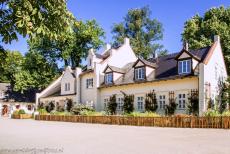 Muskauer Park / Park Muzakowski - Muskauer Park / Park Muzakowski: The beautifully maintained buildings in the landscape park. The former houses of the office employees were...