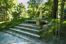Muskauer Park / Park Muzakowski - Muskauer Park / Park Muzakowski: The Tomb of the Unknown Man, situated on the Polish side. In 1832, a skeleton was uncovered during...