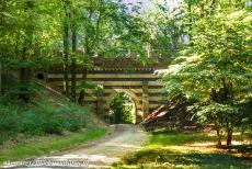 Muskauer Park / Park Muzakowski - Muskauer Park / Park Muzakowski: Het Herrenberg Viaduct ligt over een kleine beboste vallei op de Herrenberg. Het stenen viaduct ligt...