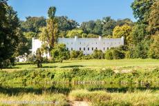 Muskauer Park / Park Muzakowski - Muskauer Park / Park Muzakowski: The Orangery viewed from the Polish part of the park, the Neisse River in the foreground. The Orangery...