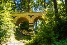 Muskauer Park / Park Muzakowski - Muskauer Park / Park Muzakowski: Het viaduct over Sarah's Walk ligt in het Poolse deel van het Muskauer Park. Het park strekt zich...