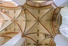 Historisch centrum van Stralsund - Historisch&nbsp;centrum van Stralsund: Het hoge gewelfde plafond&nbsp;van de Marienkirche is prachtig gedecoreerd. Deze Mariakerk werd&nbsp;kort...