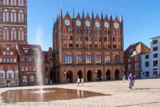 Historisch centrum van Stralsund - Historisch centrum van Stralsund: De decoratieve pronkgevel van het historische stadhuis, dat werd gebouwd als een toonbeeld van macht. Het...