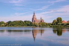 Historisch centrum van Stralsund - Historisch centrum van Stralsund: De Marienkirche op de oever van de vijver de Frankenteich. De architectuur&nbsp;in Stralsund weerspiegelt de...
