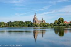 Historisch centrum van Stralsund - Historisch centrum van Stralsund: De Marienkirche op de oever van de vijver de Frankenteich. De architectuur in Stralsund weerspiegelt de...