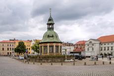 Historisch Centrum Wismar - Historisch stadscentrum van Wismar: De Wasserkunst is een fontein van decoratief metselwerk, zandsteen, smeedijzer en koper. Ze werd in 1602...