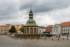 Historisch Centrum Wismar - Historisch stadscentrum van Wismar: De Wasserkunst is een fontein van decoratief metselwerk, zandsteen, smeedijzer en koper, ze werd in...