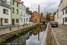 Historisch Centrum Wismar - Historisch stadscentrum van Wismar: De oude stadsmolen op de oever van de Mühlenbach, een sectie van de Grube. De Grube is een smalle,...