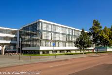 Het Bauhaus en zijn locaties in Dessau - Het Bauhaus in Dessau: Om politieke redenen moest het Bauhaus verhuizen van Weimar naar Dessau. Het nieuwe schoolgebouw van het...