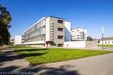 Het Bauhaus en zijn locaties in Dessau - Het Bauhaus in Dessau: Het schoolgebouw van het Bauhaus werd ontworpen door Walter Gropius. Het gebouw werd een van de belangrijkste iconen van...