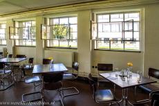Het Bauhaus en zijn locaties in Dessau - Het Bauhaus in Dessau:&nbsp;Cafe-Bistro im Bauhaus in het hoofdgebouw van de Bauhaus School in Dessau. Zowel de opleiding als het gebouw waarin de...