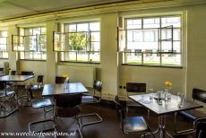 Het Bauhaus en zijn locaties in Dessau - Het Bauhaus in Dessau: Cafe-Bistro im Bauhaus in het hoofdgebouw van de Bauhaus School in Dessau. Zowel de opleiding als het gebouw waarin de...