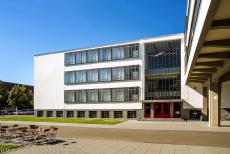Het Bauhaus en zijn locaties in Dessau - Het schoolgebouw van het Bauhaus in de stad Dessau werd ontworpen door de Duitse architect en docent Walter Gropius.&nbsp;De Bauhaus School werd...