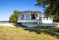 Het Bauhaus en zijn locaties in Dessau - Het Bauhaus in Dessau: Het Kornhaus, een populair restaurant in Dessau. Het Kornhaus werd in 1929 en 1930 ontworpen door de Duitse architect Carl...