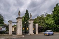 Koninklijke Botanische Tuinen, Kew - Koninklijke Botanische Tuinen van&nbsp;Kew in Londen:&nbsp;Onze classic Mini voor de hoofdpoort van Kew Gardens, de poort werd gebouwd in...