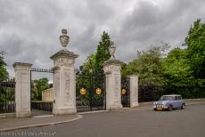 Koninklijke Botanische Tuinen, Kew - Koninklijke Botanische Tuinen van Kew in Londen: Onze classic Mini voor de hoofdpoort van Kew Gardens, de poort werd gebouwd in...