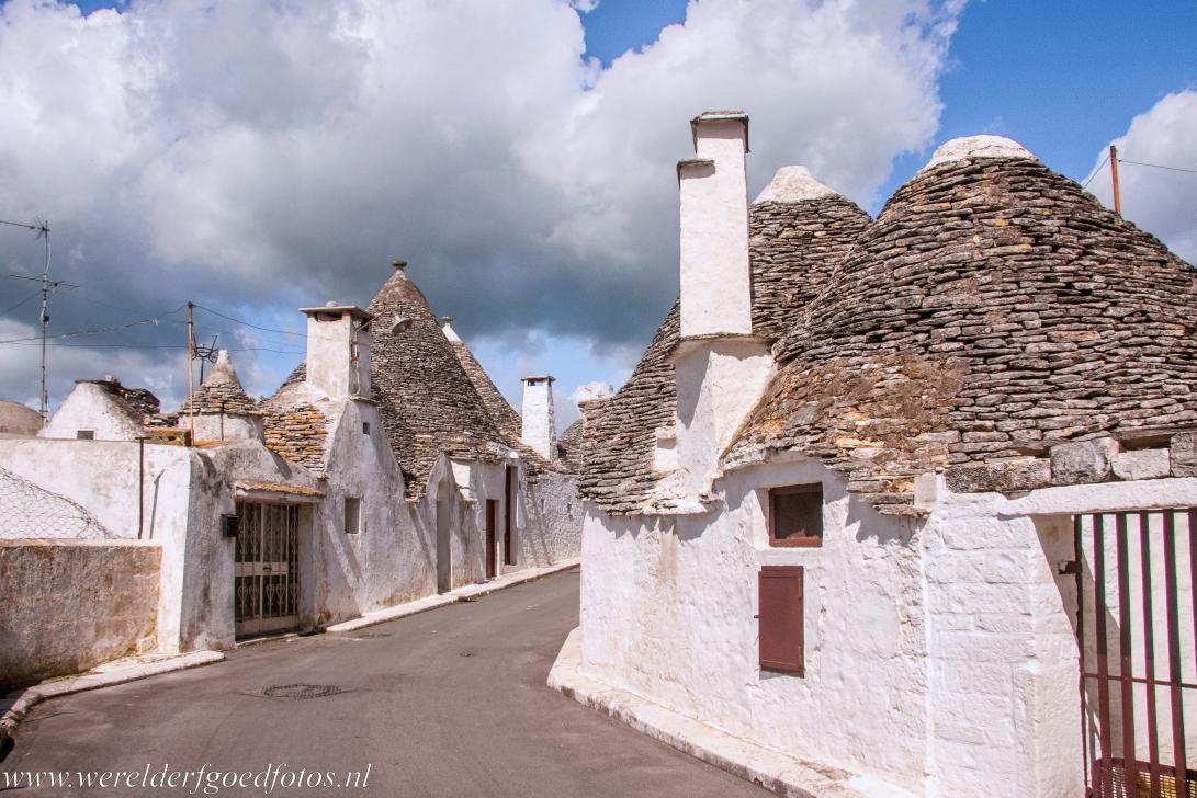 Trulli van Alberobello - De trulli van Alberobello: Alberobello ligt in het diepe zuiden van Italië. De stad is beroemd om haar trulli. De 15de eeuwse trulli zijn... Trulli van Alberobello - De trulli van Alberobello: Alberobello ligt in het diepe zuiden van Italië. De stad is beroemd om haar trulli. De 15de eeuwse trulli zijn...