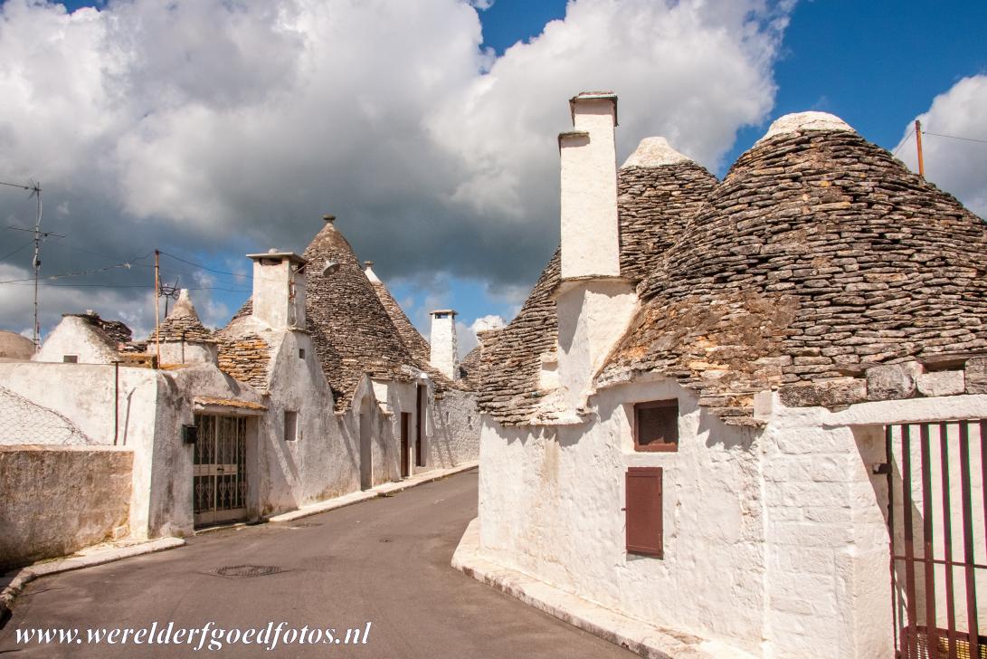 Trulli van Alberobello - De trulli van Alberobello: Alberobello ligt in het diepe zuiden van Italië. De stad is beroemd om haar trulli. De 15de eeuwse trulli zijn... Trulli van Alberobello - De trulli van Alberobello: Alberobello ligt in het diepe zuiden van Italië. De stad is beroemd om haar trulli. De 15de eeuwse trulli zijn...