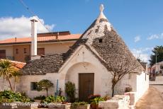 Trulli van Alberobello - De trulli van Alberobello: Een trullo met een symbool op het dak. Meerdere trulli hebben op hun dak een astrologisch, heidens of...