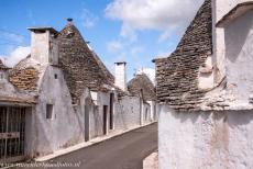 Trulli van Alberobello - Trulli van Alberobello: In de 15de eeuw gaven adellijke landeigenaren hun arbeiders en pachters toestemming om trulli te bouwen van los... Trulli van Alberobello - Trulli van Alberobello: In de 15de eeuw gaven adellijke landeigenaren hun arbeiders en pachters toestemming om trulli te bouwen van los...