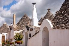 Trulli van Alberobello - De trulli van Alberobello zijn uniek in de wereld. De schoorstenen zijn typerend voor de trulli. In Alberobello zijn twee stadswijken... Trulli van Alberobello - De trulli van Alberobello zijn uniek in de wereld. De schoorstenen zijn typerend voor de trulli. In Alberobello zijn twee stadswijken...