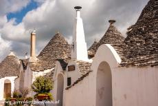 Trulli van Alberobello - De trulli van Alberobello zijn uniek in de wereld. De schoorstenen zijn typerend voor de trulli. In Alberobello zijn twee stadswijken...