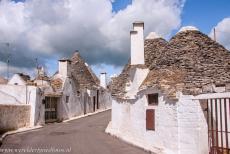 Trulli van Alberobello - De trulli van Alberobello: Alberobello ligt in het diepe zuiden van Italië. De stad is beroemd om haar trulli. De 15de eeuwse trulli zijn... Trulli van Alberobello - De trulli van Alberobello: Alberobello ligt in het diepe zuiden van Italië. De stad is beroemd om haar trulli. De 15de eeuwse trulli zijn...