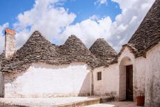 Trulli van Alberobello - De trulli van Alberobello: Er staan tegenwoordig ongeveer 1500 trulli in Alberobello. Al in 1909 werden enkele trulli in Alberobello uitgeroepen... Trulli van Alberobello - De trulli van Alberobello: Er staan tegenwoordig ongeveer 1500 trulli in Alberobello. Al in 1909 werden enkele trulli in Alberobello uitgeroepen...