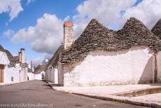 Trulli van Alberobello - In Alberobello zijn twee wijken met trulli: Rione Monti en Rione Aia Piccola. In het midden van de 16de eeuw stonden in Rione Monti rond de... Trulli van Alberobello - In Alberobello zijn twee wijken met trulli: Rione Monti en Rione Aia Piccola. In het midden van de 16de eeuw stonden in Rione Monti rond de...