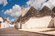 Trulli van Alberobello - In Alberobello zijn twee wijken met trulli: Rione Monti en Rione Aia Piccola. In het midden van de 16de eeuw stonden in Rione Monti rond de...