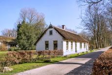 Koloniën van Weldadigheid - Koloniën van Weldadigheid: Een rij voormalige koloniewoningen in Frederiksoord, de oudste Kolonie van Weldadigheid. Elk huis werd...