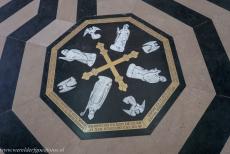 Kathedraal van Amiens - Kathedraal van Amiens: Op de centrale steen van het labyrint in het schip staan afbeeldingen van de bisschop, die het initiatief nam voor de bouw... Kathedraal van Amiens - Kathedraal van Amiens: Op de centrale steen van het labyrint in het schip staan afbeeldingen van de bisschop, die het initiatief nam voor de bouw...