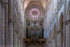 Kathedraal van Amiens - Kathedraal van Amiens: Het middenschip richting het orgel en het roosvenster in de westelijke façade. Het orgel van de... Kathedraal van Amiens - Kathedraal van Amiens: Het middenschip richting het orgel en het roosvenster in de westelijke façade. Het orgel van de...