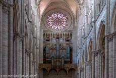 Kathedraal van Amiens -  Kathedraal van Amiens: Het middenschip richting het orgel en het roosvenster in de westelijke façade. Het orgel van de...