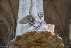 Kathedraal van Amiens - Kathedraal van Amiens: Een gebeeldhouwde engel op het klankbord van de imposante kansel. De kansel werd in de 18de eeuw vervaardigd... Kathedraal van Amiens - Kathedraal van Amiens: Een gebeeldhouwde engel op het klankbord van de imposante kansel. De kansel werd in de 18de eeuw vervaardigd...