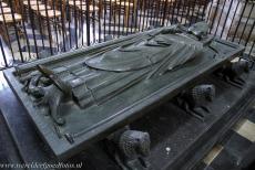 Kathedraal van Amiens - Kathedraal van Amiens: De 13de eeuwse bronzen graftombe van Geoffroy d'Eu, de bisschop van Amiens van 1222 tot 1236. In de... Kathedraal van Amiens - Kathedraal van Amiens: De 13de eeuwse bronzen graftombe van Geoffroy d'Eu, de bisschop van Amiens van 1222 tot 1236. In de...