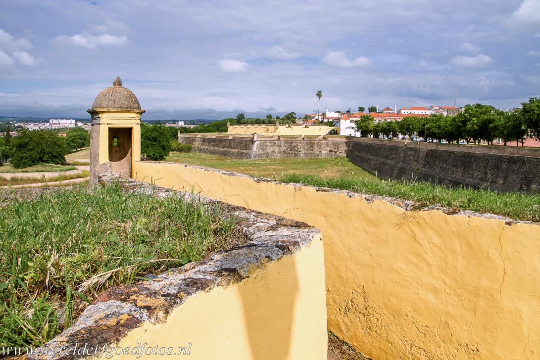 Garnizoensgrensstad en vestingwerken van Elvas - De vestingwerken van de Portugese grensstad Elvas zijn de grootste verdedigingswerken met droge grachten ter wereld. De stad Elvas ligt... Garnizoensgrensstad en vestingwerken van Elvas - De vestingwerken van de Portugese grensstad Elvas zijn de grootste verdedigingswerken met droge grachten ter wereld. De stad Elvas ligt...